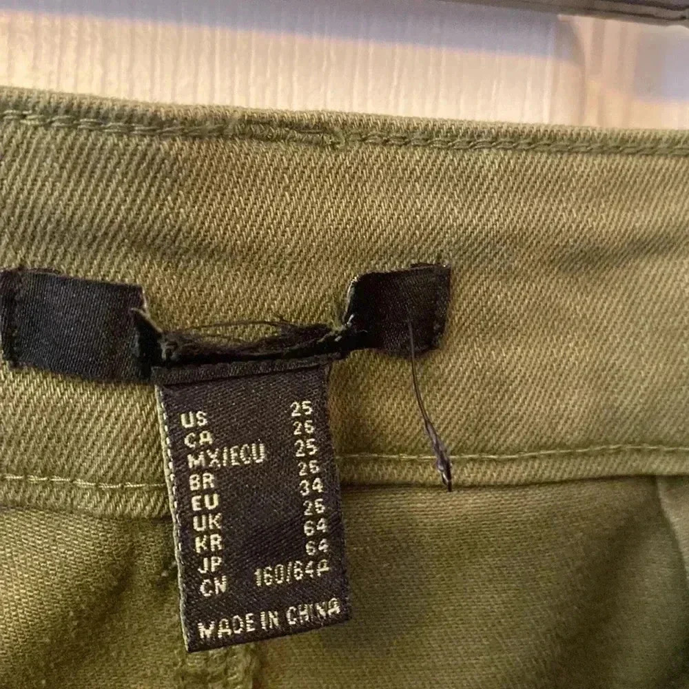 NWOT  flared cargo pants with zippers. Brand unknown. - Picture 3 of 7
